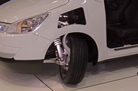 「アドバンスト・アーバン・ビークル」の前輪の操舵（そうだ）角は75度にもおよぶ。