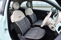 シートについては、特徴的な丸いヘッドレストの形状を変更したほか、新しいデザインのシート表皮を採用した。