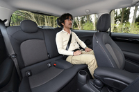 従来型と比較して後席が広くなった。着座モデルは筆者自身。