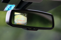 新たにオプション設定された、バックモニター内蔵ルームミラー。カーナビを必要としない顧客に配慮して設定されたものだ。
    