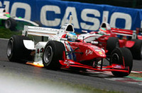 序盤からビヨン・ビルドハイム（DoCoMo DANDELION／写真手前）の背後には常に松田次生（mobilecast IMPUL）が張りつき、プレッシャーをかけ続けたが終盤の雨でスリップし後退した。