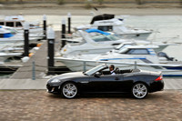 エンジンは5リッターのV8。大きな20インチホイール（オプション）を装着し、優雅に走る。