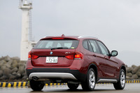 BMWは、このモデルでも50:50の前後重量配分にこだわった。DSC（ダイナミック・スタビリティ・コントロール）、DTC（ダイナミック・トラクション・コントロール）、CBC（コーナリング・ブレーキ・コントロール）といったアクティブセーフティをつかさどる安全装備は、FRモデル、4WDモデルを問わず標準装備される。試乗車が履いていたタイヤは、ピレリのCinturato P7というランフラットタイヤ。サイズは前後225/50R17。