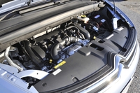 1.6リッターターボエンジンは165psと24.5kgmを発生する。JC08モード燃費は14.6km/リッター。