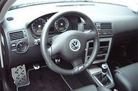 
	スピードメーターは、300km/hまで刻まれる。
	 