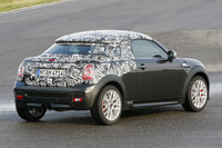 屋根の後端にルーフスポイラーが備わる。リアバンパーはハッチバックと異なる専用デザインだ。
