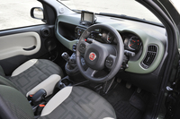 インテリアの様子。ポップなデザインのインストゥルメントパネルやシート地が目を引く。
    