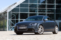 TTシリーズのトップグレードとなる「TTS」。ヘッドランプはR8やA5らと同様、LEDを併用したデザインになった。