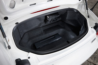 トランクルームの仕様は基本的にほかのグレードと同じ。ソフトトップの開閉に関わらず、容量は130リッターとなる。