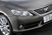 新型「マークX」の外観は、イメージの異なる3つのフロントフェイスが用意される。試乗したプレミアム仕様は、グリルとバンパーがシンプルな造形で、一番すっきりしたタイプ。ほかにスタンダード仕様と、スモーク加工が施されたヘッドランプとスポイラー付きバンパーを備えたスポーツ仕様がある。個人的には、ごてごてしていないプレミアム仕様が一番好み。