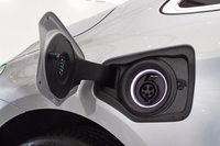 給電口は、左側のフロントフェンダーに設けられている。