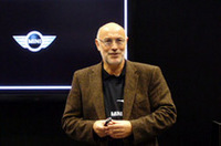 「MINI」のデザイン哲学を紹介する、ヒルデブラント氏。「クルマというのは、ヒトと同じ。五感に訴え、なおかつ“気が合う”と思えることが大事なんです」