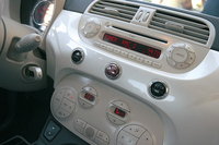 ナビゲーションの装着例。“Blue＆Me”はBluetooth通信のハンズフリー、音声認識機能、センターコンソール上のUSBポートを使ってのiPodやMP3プレーヤー、SMSを接続できる。さらに上級の“Blue＆Me”Navになるとテレマチック・システムが加わる。ナビゲーションの地図データ用にUSBフラッシュメモリーを使用するのも新しい試みで、CDよりも処理速度が速いという。