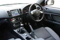 インテリアは、専用の本革シートが採用されるほか、センターパネルのサイドにカーボン調加飾がなされる。