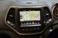 センターコンソールには、7インチのディスプレイがレイアウトされる。六角形のパネルの輪郭は、往年のジープ車に見られたグリルの形を模したものだという。
    