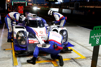 ピット作業中のA.デビッドソン／N.ラピエール／S.ブエミ組のNo.8 トヨタTS040 ハイブリッド。予選3番手からスタートし、3位入賞でレースを終えた。
    