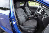 “Gear”を感じさせるようなパターンや表皮の仕上げにこだわったというシート。写真は、フィット感やホールド性を一段と向上させた、スポーティーグレード“Fスポーツ”のもの。
    