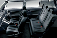 ベーシックグレード「1.5X」（FF）のインテリア。リアのフロアはフラットだ。