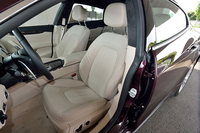 シートはイタリアの高級家具メーカー ポルトローナ・フラウ製となる。