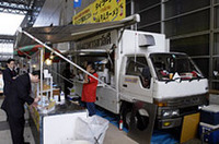 
	「サワディー」（タイ料理）
	使用車両：トヨタ・ダイナ
	主なメニュー：タイラーメン（500円）、屋台ごはん（500円）
	 