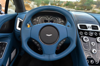 ユニークな形状の「One-77 レザーステアリングホイール」（オプション）。