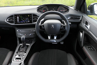 「308」の特徴のひとつである、小径のステアリングホイール。メーターはステアリングの上から見るタイプとなる。