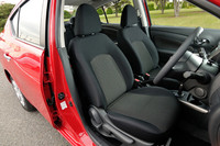 フロントシート。全車、表皮はブラックのトリコットのみとなる。