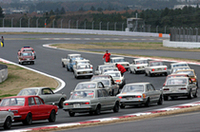 「クラシックカーパレード」風景。現行フェアレディZのペースカーに、2代目S50系スカイライン、3代目C10系スカイラインが続いている。