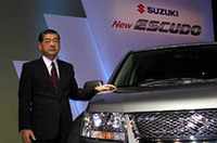 スズキの津田紘社長。発表会の席上、エスクードは初代、2代目あわせて190万台が販売されたこと、3代目の新型は「スイフト」に次ぐ世界戦略車であることなどを語った。
