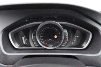 メーターはデジタル式で、3種類のデザインの中から表示の選択が可能。クルーズコントロールの作動状況や、制限速度などといった交通標識の表示機能も備わる。
    