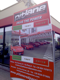 フェラーリのテストドライブ屋さんの広告があるのは、モデナ周辺のSAならでは。
    