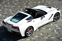 今回のテスト車「コルベット クーペ」は、ルーフパネルを外してオープンエアモータリングが楽しめる。コルベットには別途、オープンバージョンの「コンバーチブル」もラインナップされる。
    
