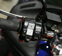 「Sマチック」のシフトスイッチ。オートマチックモードとマニュアルモードの切り替えは、ハンドル右のスイッチで行う。