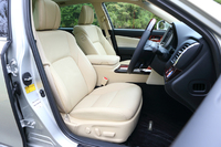 
    “Fバージョン”ではシート表皮がレザーが標準となる。
    