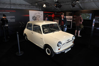 1959年に自動車デザイン界の鬼才、アレック・イシゴニスの手によって生み出されたクラシック・ミニのオリジナルが展示されていた。壁面には、クラシック・ミニが如何に文化を担ってきたかわかる新聞記事の切抜きなどがレイアウトされて……。BMW傘下になってもクラシック・ミニへの尊敬が引き継がれていることがわかる。
