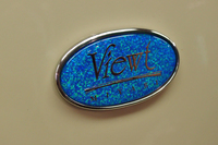 Cピラー部の専用エンブレム（京都オパール）。
    