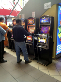 ゲーム機コーナー。昼ごはんの後で、運試しをするおじさん多数。
    