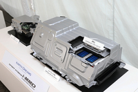 リアに搭載されるリチウムイオンバッテリー。ハイブリッド車では1.3kWh、プラグインハイブリッド車では6.7kWhの容量を備えている。
    