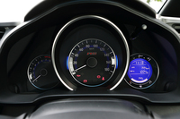 メーター中央には「RS」のエンブレムが。