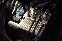 
	エンジンフード内部のSBCユニット
	 