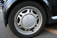 そして、こんなにキレイになった。ちなみにスマートの鉄ホイールは、僕が知るなかで一番カッコいいので、キャップは付けていない。
