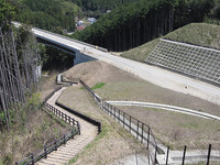 山を崩して工事中の高速道路で分断され、峠の上り道が無限の階段に変えられた「そえみみず遍路道」の入り口部分。批判する人は多いが、これもすぐれて21世紀的風景で、それなりに魅力があると私は思う。