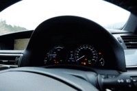 計器のアップ。左側に見えるパワーメーターの表示は、「SPORT S」「SPORT S＋」の走行モードを選ぶと回転計に変化する。（画像をクリックすると、メーターグラフィックの変化が見られます）