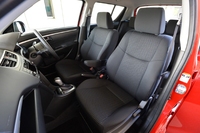 「スズキ・スイフトXS-DJE」の前席。シート表皮には、今回のマイナーチェンジでブルーの差し色が施された。