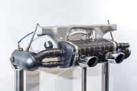 「スポーツエグゾーストシステム」の展示。スポーティーなサウンドをもたらす一方で、クルージングの際などには、静かで控えめな走行スタイルにも対応できるとのこと。