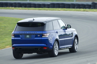 「レンジローバー スポーツ」の高性能モデルである「SVR」。エンジンやドライブトレインに加え、トルクベクタリングをはじめとした姿勢制御機構も、同車専用のチューニングが施されている。