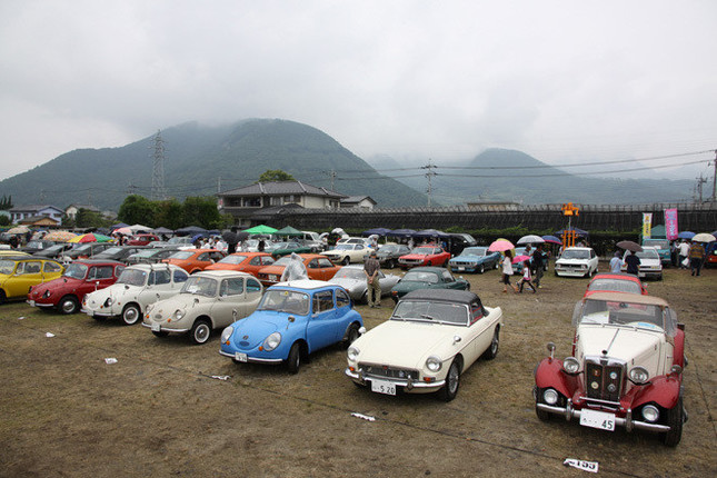 およそ170台の旧車が集まった会場風景。