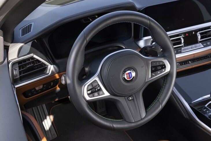 ステアリングホイールは天然皮革を自然のままになめしたラヴァリナレザー巻き。顧客の希望によっては室内すべてをこのレザーで仕上げることもできるという。