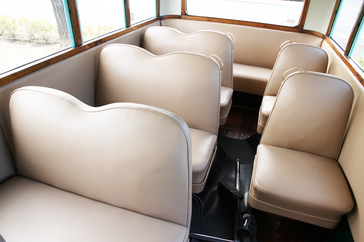 12人分のシートが並んだ「スミダM型バス」の客席。