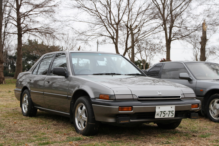 1985年に登場した、リトラクタブルライトが特徴的な3代目「アコード」のセダン。4輪ダブルウイッシュボーンサスペンションの採用と相まって、当時のホンダ車に共通する低いボンネットを実現していた。この個体は2リッターDOHCエンジンを積んだトップグレードの「2.0Si」。